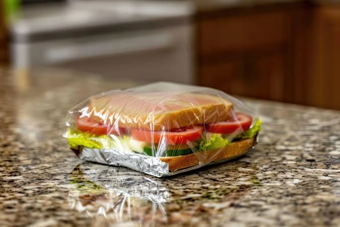 Не загортайте це у фольгу: які продукти можуть зіпсуватися